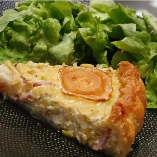 Quiche aux poireaux, allumettes de jambon et chèvre 