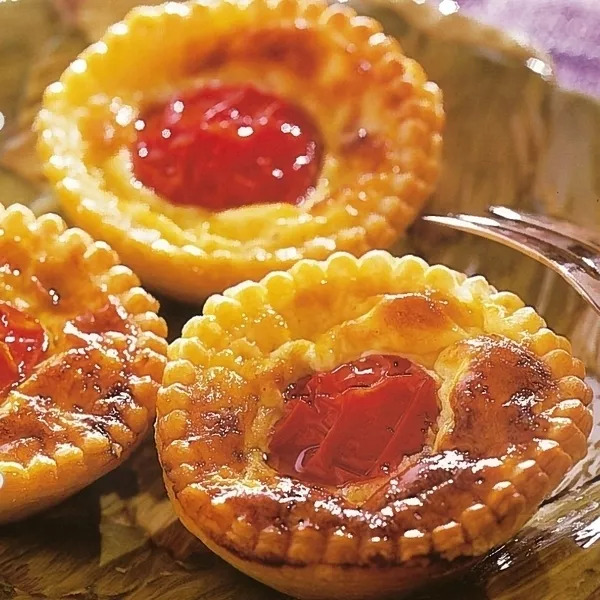 Tartelettes feuilletées au gruyère et tomates retournées