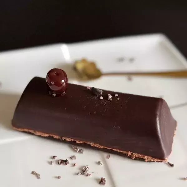 Bûchettes chocolat griottines sur sablé vanille