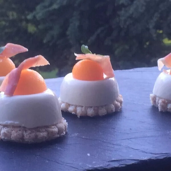 Panna Cotta, basilic, billes de melon et jambon cru