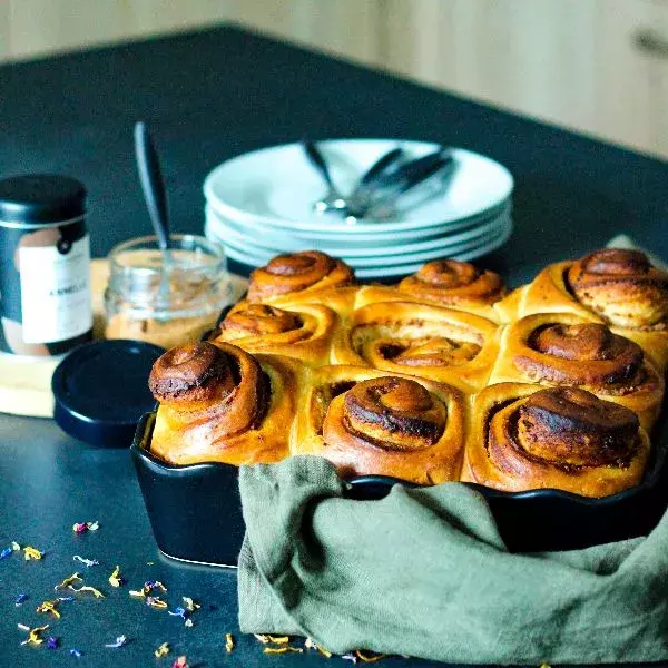 Roulés brioche dattes, amandes et cannelle