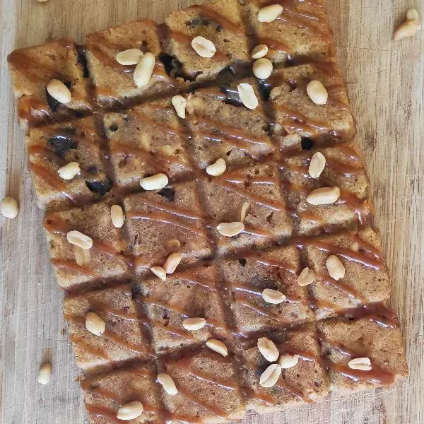 Cookie géant aux cacahuètes, chocolat au lait et caramel