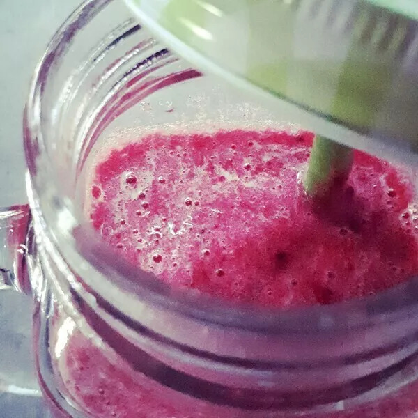 Smoothie pêche banane kiwi fruits rouges