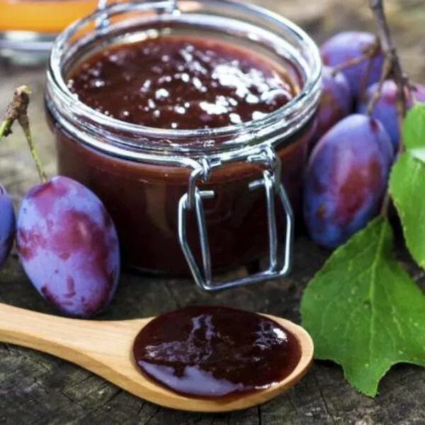 Confiture de quetsches (prunes) à la cannelle