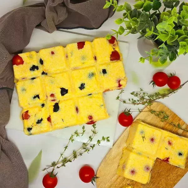 Cubes de polenta tomates et olives