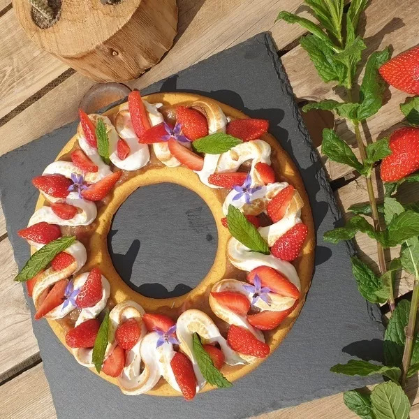 Tarte couronne meringuée fraise/rhubarbe