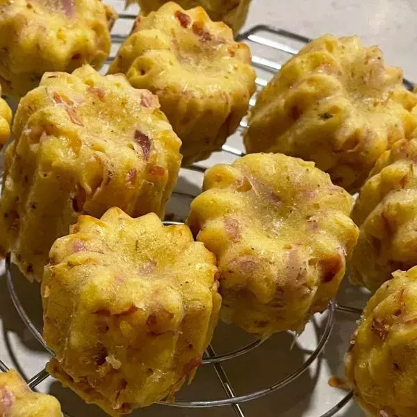 Mini cannelés au bacon et au fromage