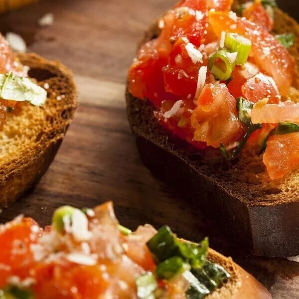 Crostinis à la crème de piquillos, tomates et fraises