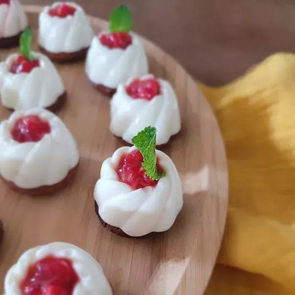 Spirales de pana cotta citron vert framboises noisettes