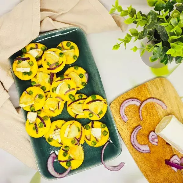 Mini-quiches de polenta, chèvre et petits pois