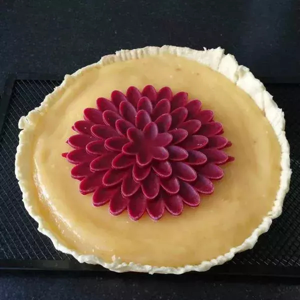 Tarte au citron et sa fleur de framboise