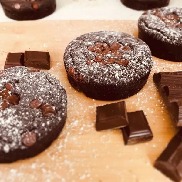 Fondant healthy aux pépites de chocolat et gros éclats de chocolat 