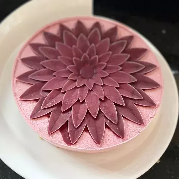 ENTREMET TOUT FRAMBOISE ET SA FLEUR