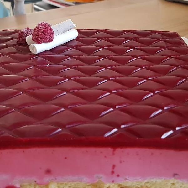 bavarois framboise sur son fondant aux amandes