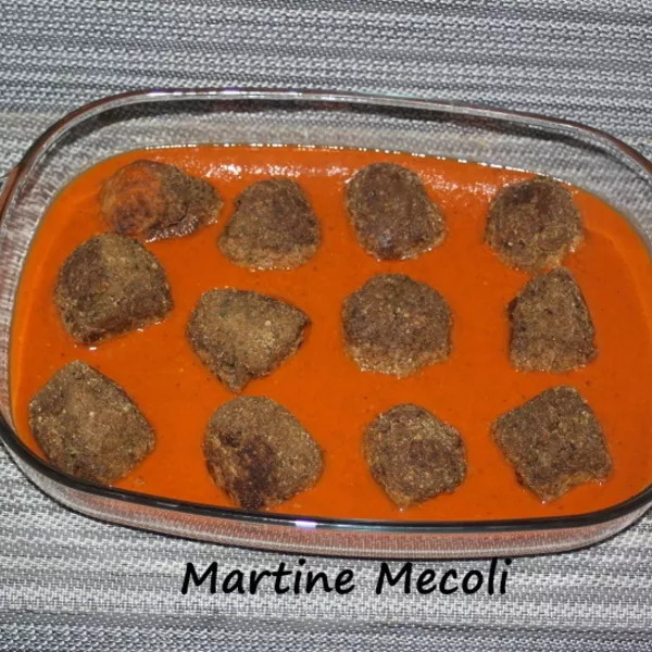 Boulettes d'aubergines sur coulis de tomates