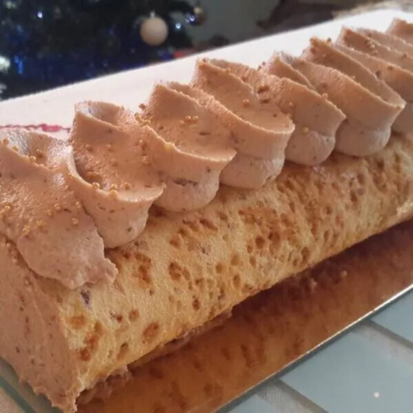 Bûche pralinée aux éclats de noisettes et amandes