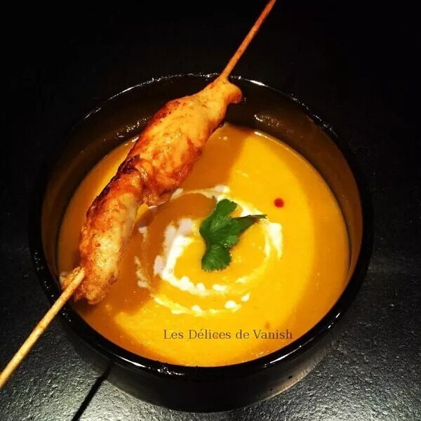 Velouté carottes, coco, cumin et brochettes de poulet marinées