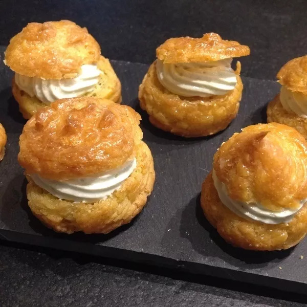 Choux fourrés à la mousse de roquefort (Dude)