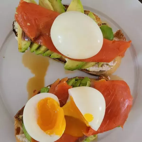 Avocado toast au saumon fumé