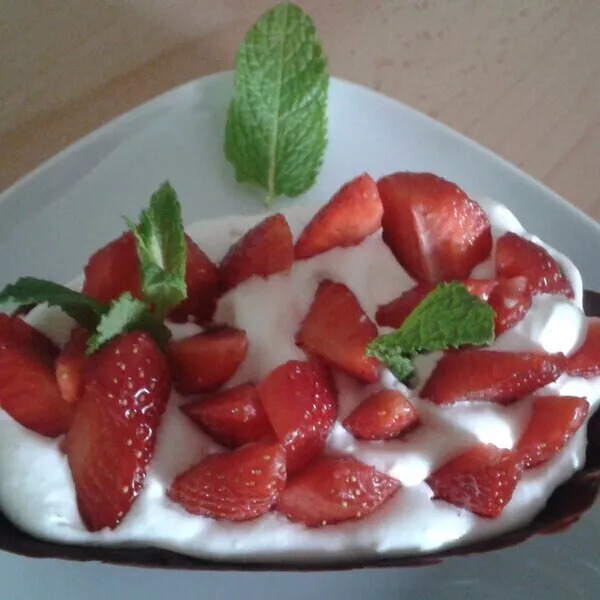 Fraises sur chantilly au mascarpone en coque de chocolat