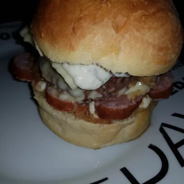 Hamburgers briochés maison(steak,saucisse de montbéliard,raclette)