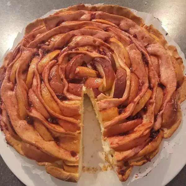 Tarte aux pommes sur lit de crème pâtissière au citron