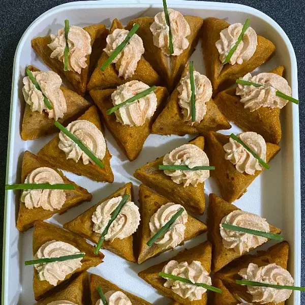 Petits fours au thon tomaté et sa chantilly rouge