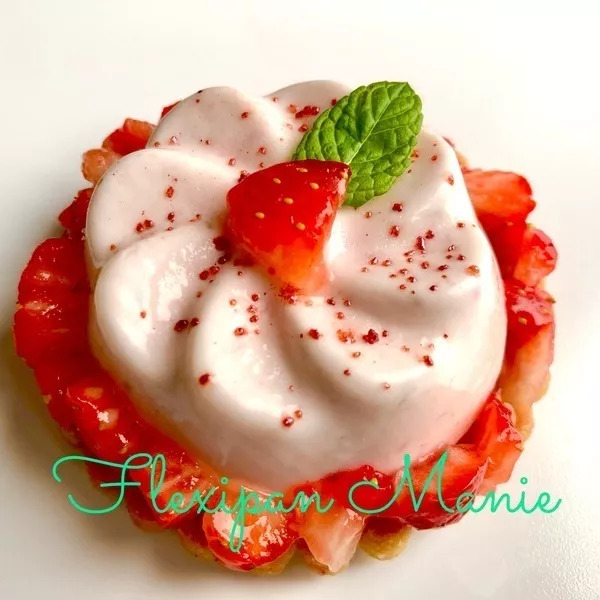 Bavarois de fraises sur sablé à la cardamome