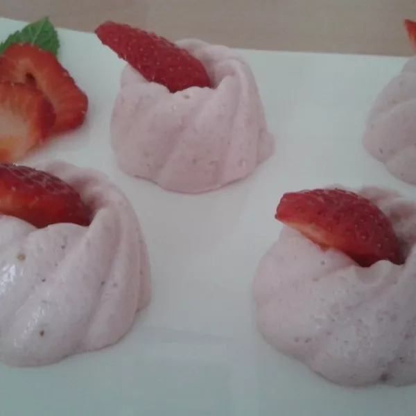 Petits bavarois à la fraise en mini-spirales