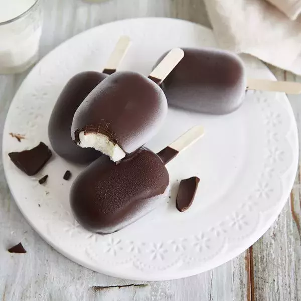 Glace au chocolat blanc enrobée de chocolat noir