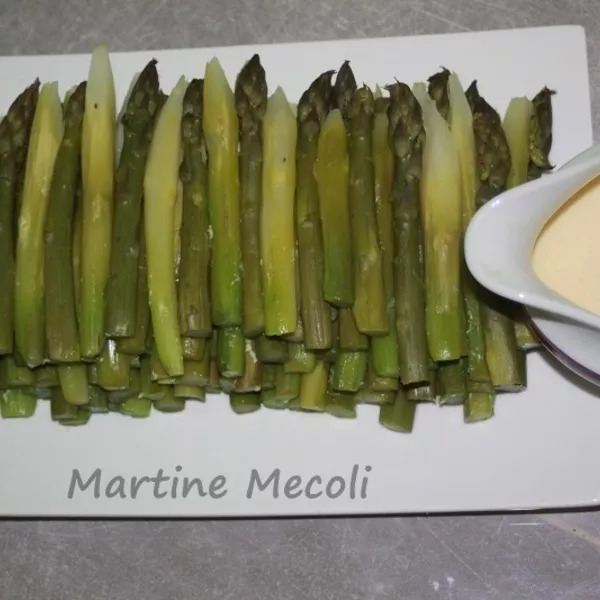 Asperges vertes sauce hollandaise