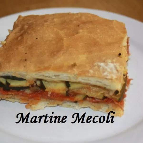 Pizza calzone au jambon, tomates et courgettes pour grande tablée