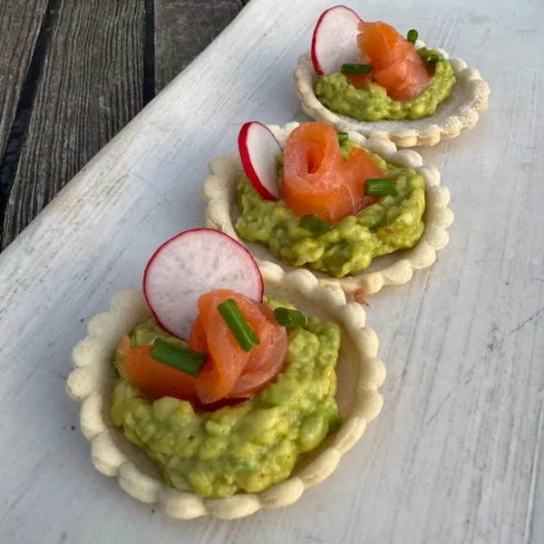 MINI TARTELETTES GUACAMOLE SAUMON