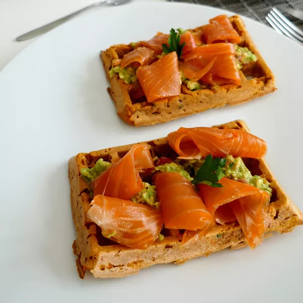 Gaufres patates douces, guacamole, truite fumée (ou saumon)