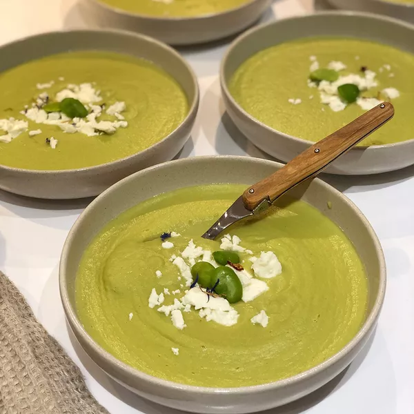 Velouté de fèves aux poireaux et féta