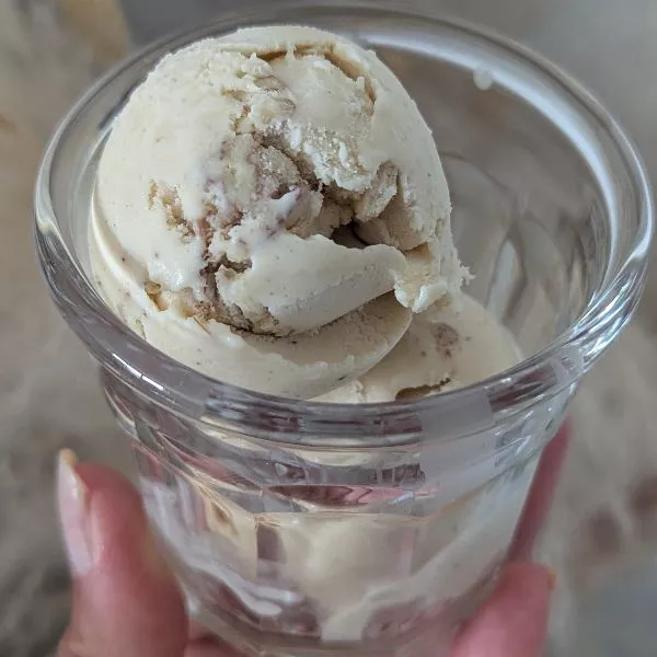 Glace vanille , caramel et noix de pécan