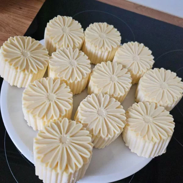 🌸 Pâquerettes Citron & Framboise – Coque Chocolat Blanc
