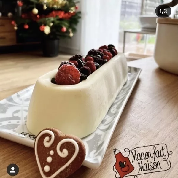 Bûche au chocolat blanc, fruits rouges et pistaches