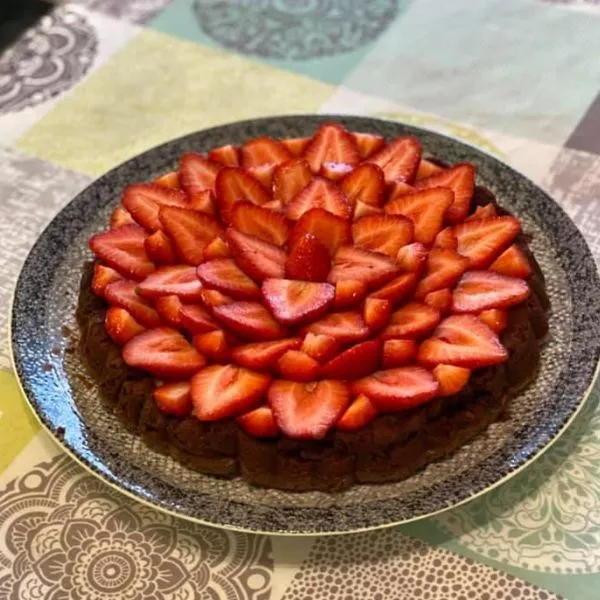 Tarte renversé aux fraises sur fondant au chocolat