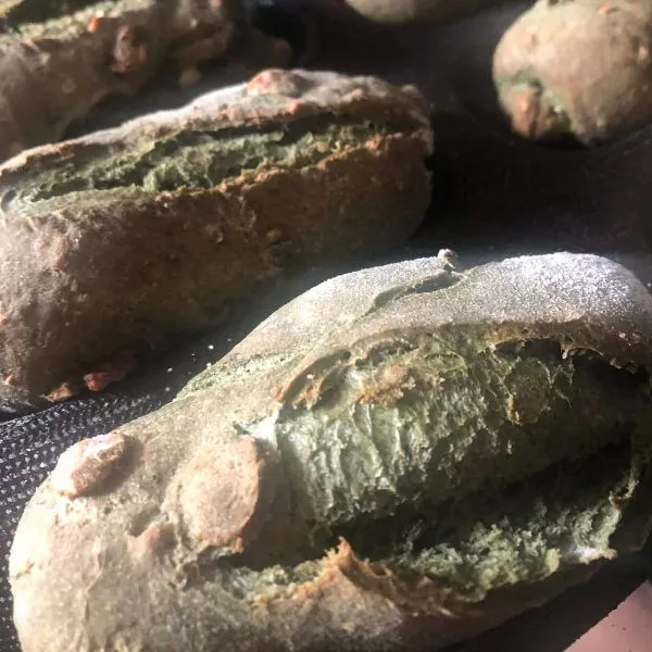 pain à l'ortie noisette et lardons