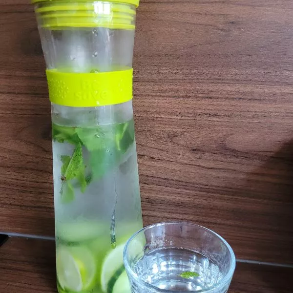 Detox water au concombre, menthe et citron vert