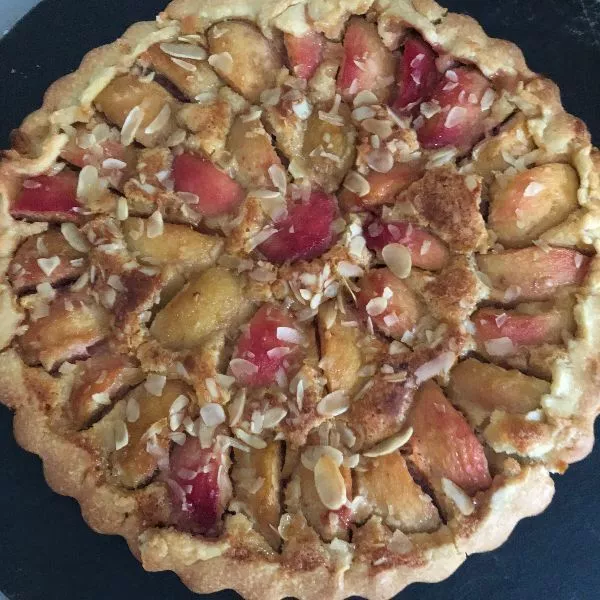 Tarte amandine aux pêches de vignes