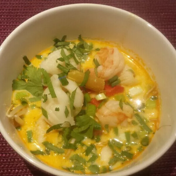 Soupe Laska aux scampis et calamars