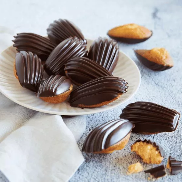 Madeleines à l'orange et coque chocolat noir