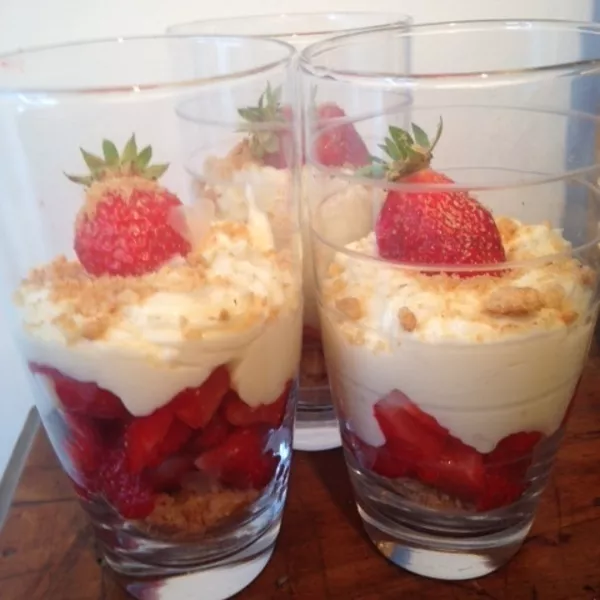 Verrines fraises coco et son émietté sablé