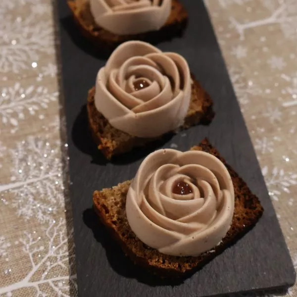 Mini roses au foie gras