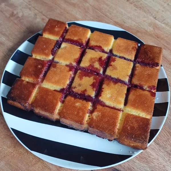 Cubicake citron-romarin, compotée de fruits rouges
