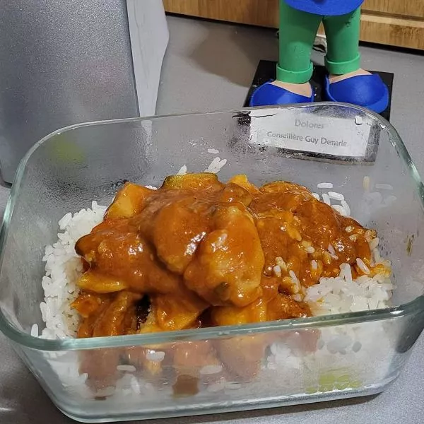 Sauce rouge épicés, petits légumes et viande de veau