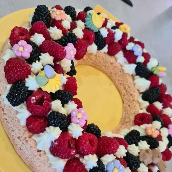 Couronne de pâques aux fruits rouges et chocolat blanc