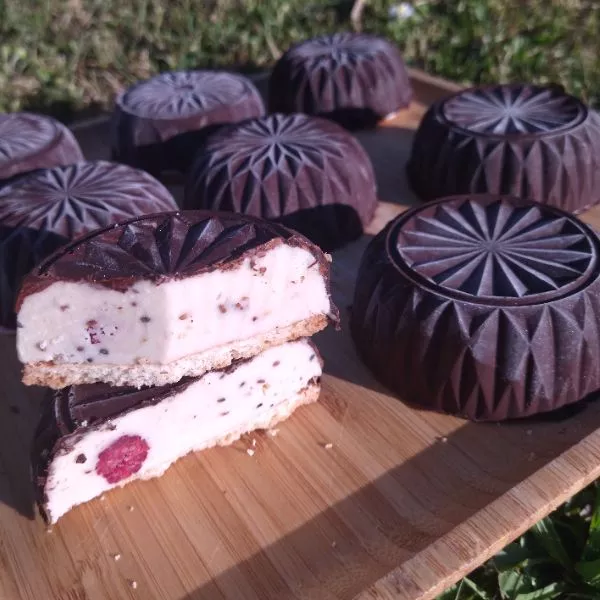 Céramiques chocolatées glace sésame- framboises (s/ PLV)